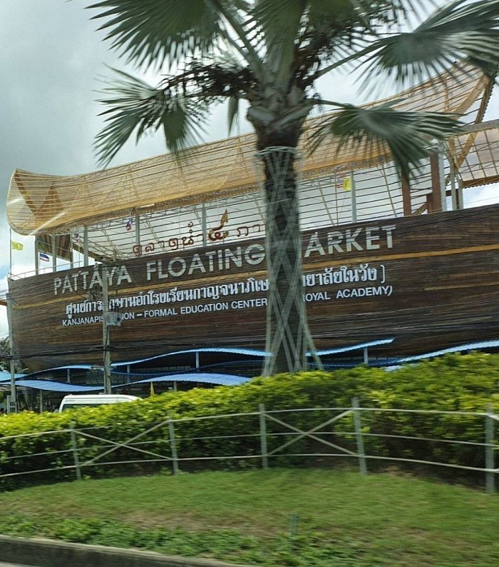 TAXI TO FLOATING MARKET