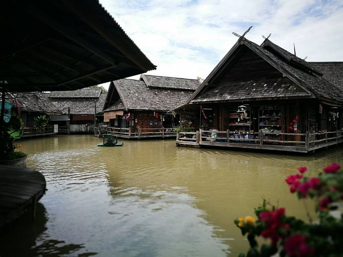 Pattaya taxi to the floating market