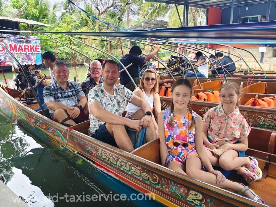 Take a taxi to Damnoen Saduak Floating Market.